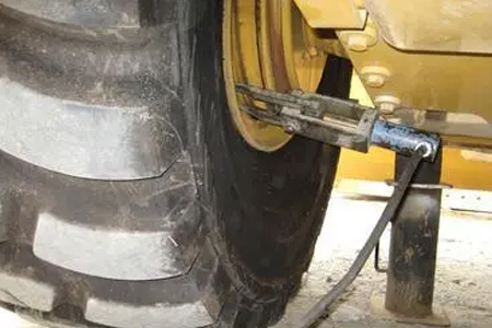 武汉外环高速G4201汽车轮胎漏气|高速拖车救援电话号码是多少